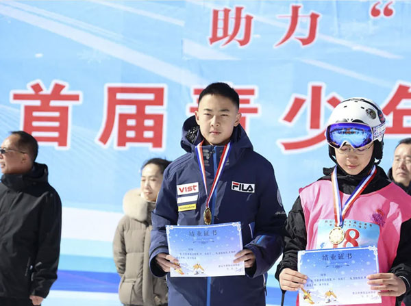 營(yíng)口市首屆青少年高山滑雪、單板滑雪平行項(xiàng)目積分賽圓滿(mǎn)收官——何家溝滑雪場(chǎng)見(jiàn)證冰雪新生代力量崛起！